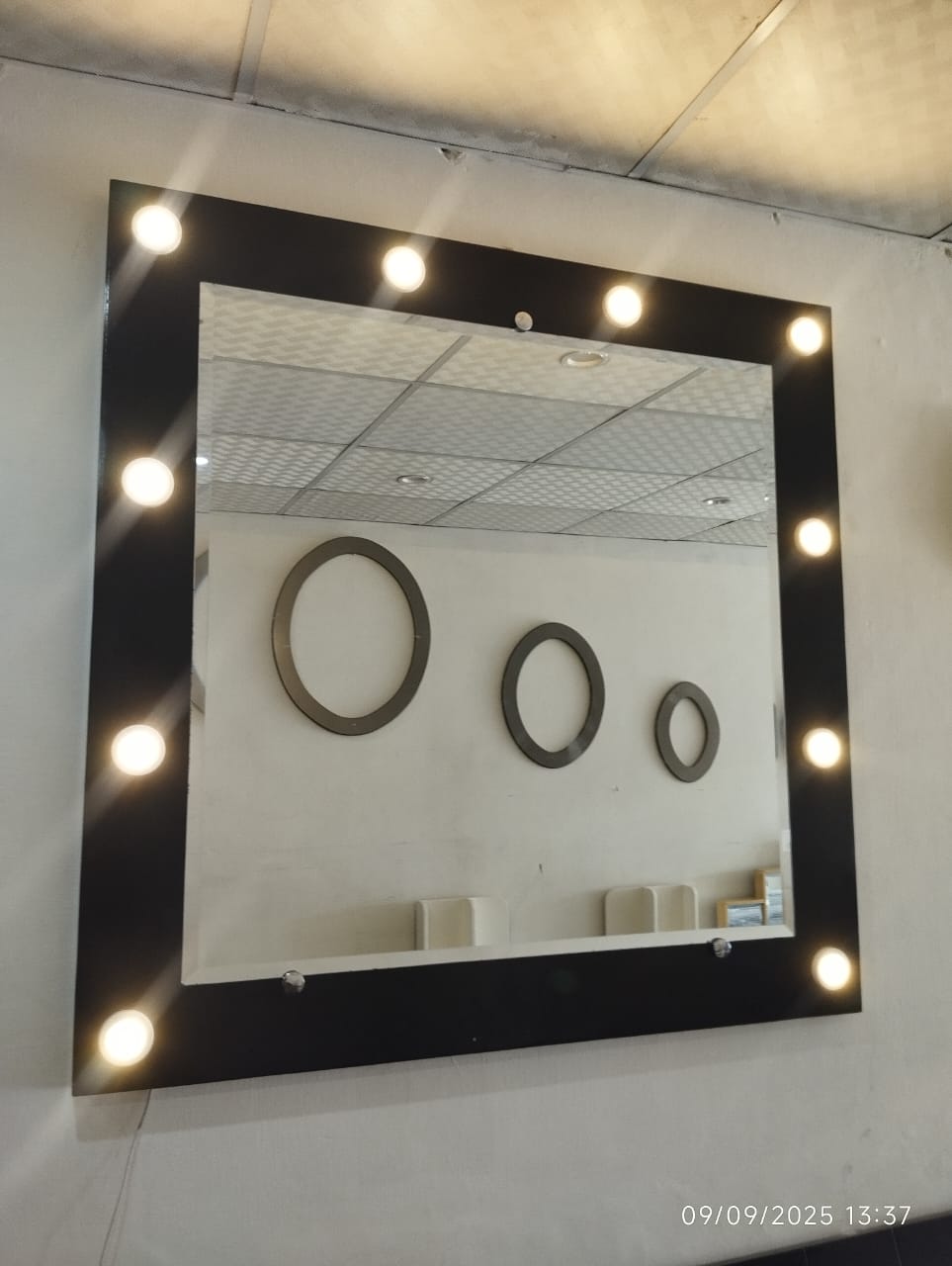 Vanity Mirror Frame With LEDs detail image 2