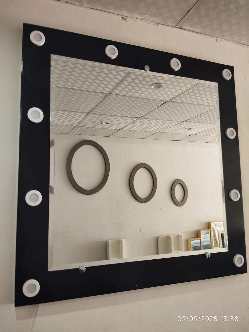 Vanity Mirror Frame With LEDs detail image 3